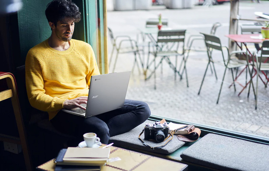 Fordele ved Google Chrome Mand sidder i vindue, arbejder på sin Acer Chromebook.