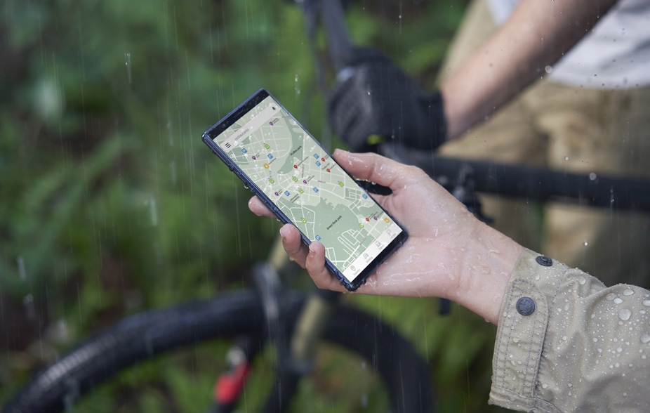 Sony Xperia 5 design Kvinne holder en Sony Xperia 5 mobiltelefon mens det regner.