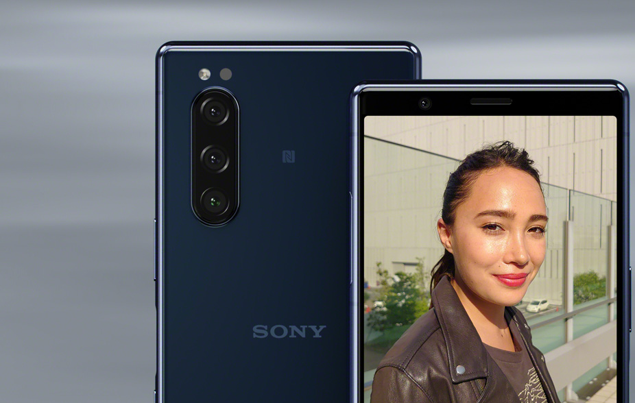 Sony Xperia 5-kamera Sony Xperia 5 sett forfra og bakfra. Trippelkameraet er plassert på baksiden.