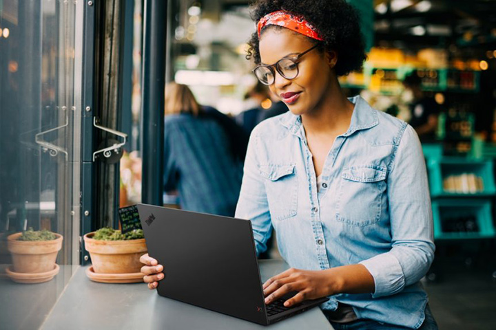 Lenovo ThinkPad käytössä Nainen käyttää Lenovo ThinkPad-kannettavaa