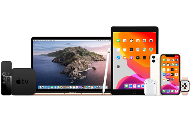 Allltid uppdaterade En MacBook, iPad, två iPhones, Airpods och iWatch står vid sidan av varandra