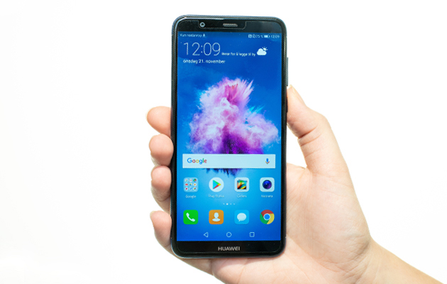 Huawei P Smart er den slankeste mobilen i sammenligningen Forsiden av Huawei P Smart