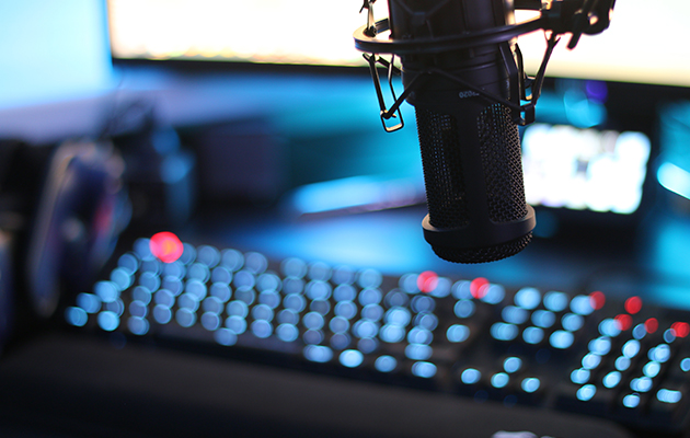 Storforbrukeren Streamingoppsett med mikrofon på en dataskjerm