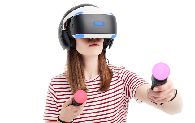 Tre inn i en ny verden med PS VR Jente som spiler med PlayStation VR system