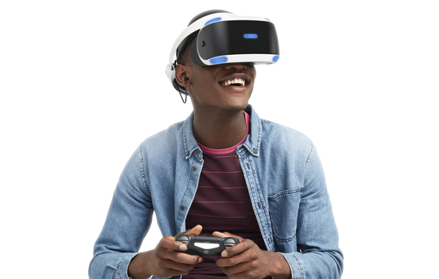 PlayStation VR headset Mann som spiller med PlayStation VR system