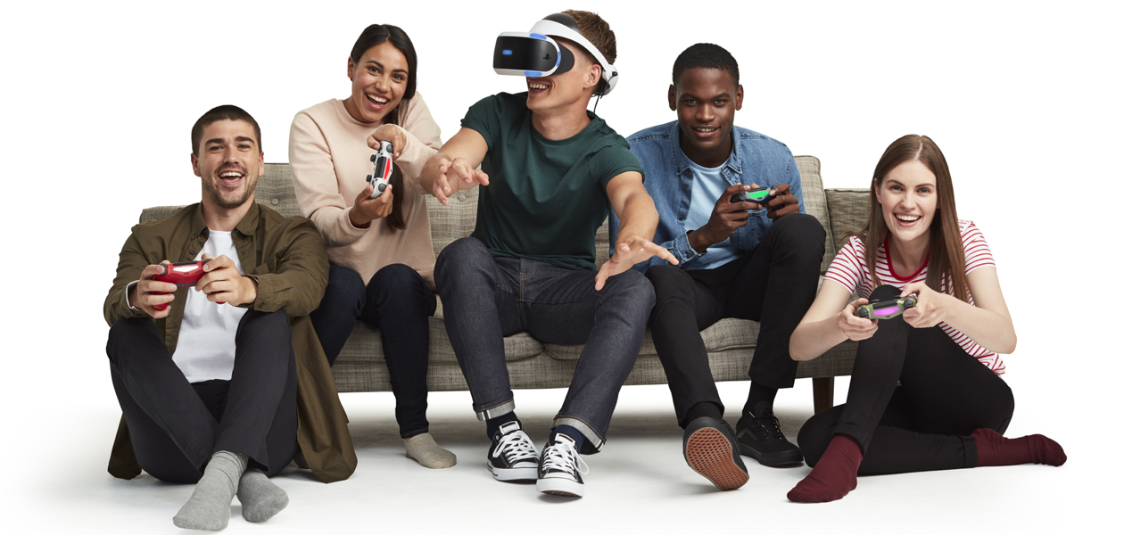 Vær mer sosial med PlayStation VR En vennegjeng som sitter i en sofa og spiller med PS VR