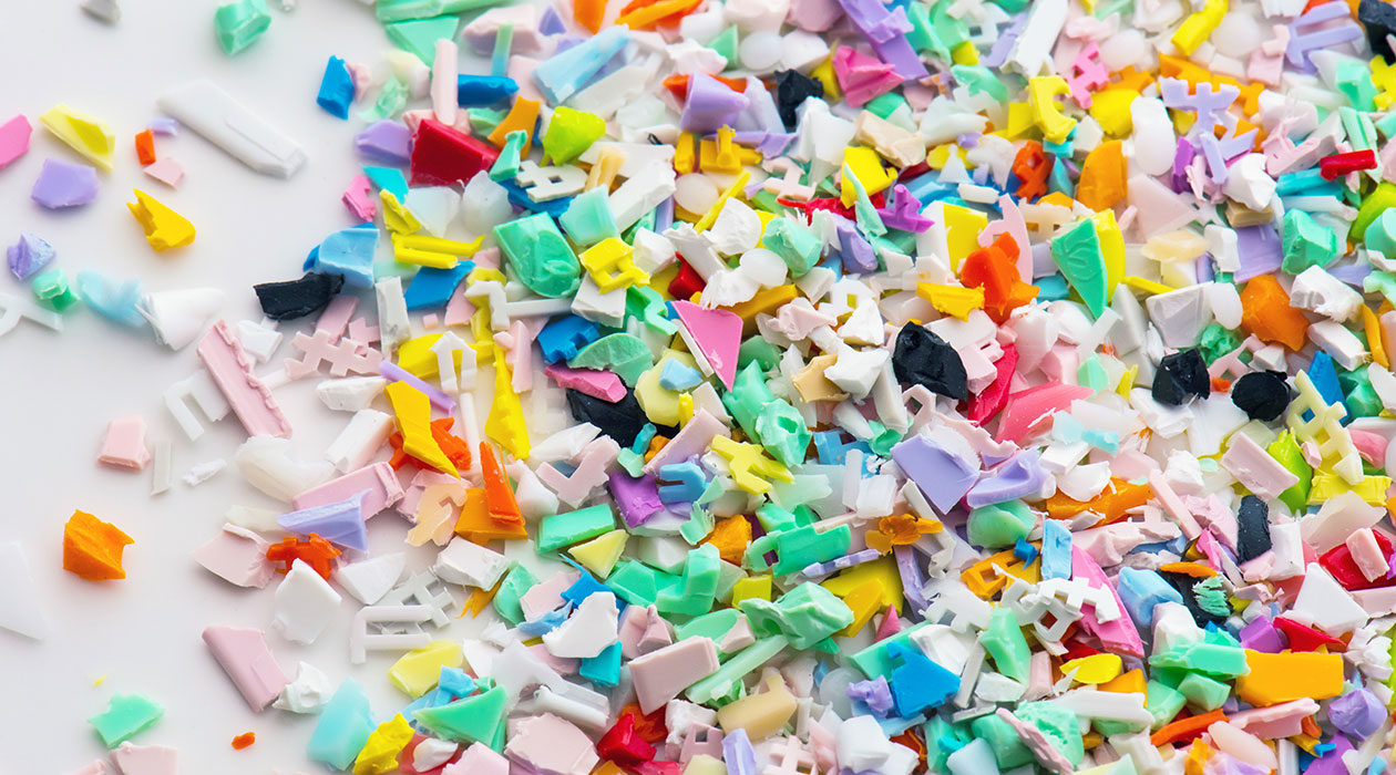 Mye plast kan resirkuleres Multifargede plastbiter