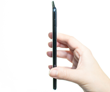 Samsung Galaxy A7 har et ergonomisk, elegant design Samsung Galaxy A7 fra siden