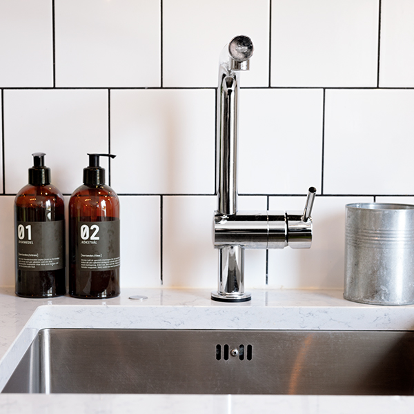 Grohe Minta Touch med L-tut og uttrekksdusj Nærbilde av Epoq blandebatteri og vask, hvit marmor benkeplate
