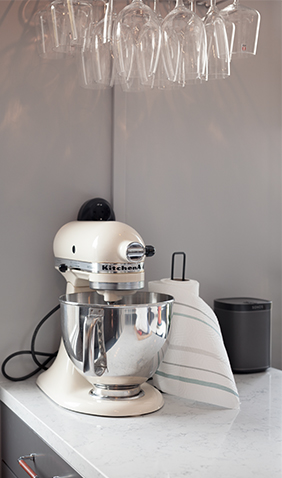 Skap drømmekjøkkenet med Epoq En kremfarget KitchenAid-kjøkkenmaskin på kjøkkenbenken