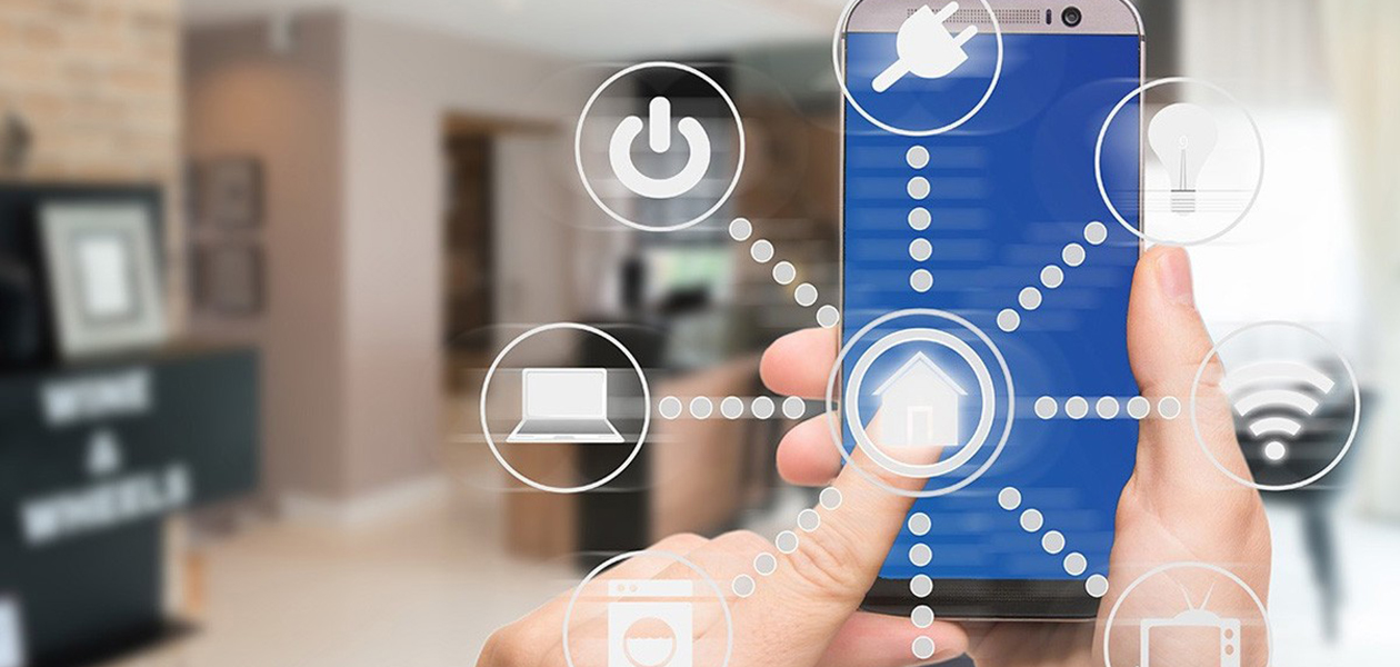 Det er mange smarte produkter du bør kjenne til. En hand som holder en mobiltelefon. Symboler indikerer smart home apper.