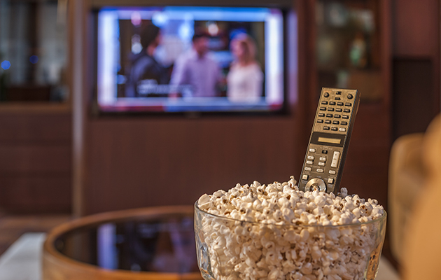 Nyt smart underholdning. En fjernkontroll i en bolle med popcorn.
