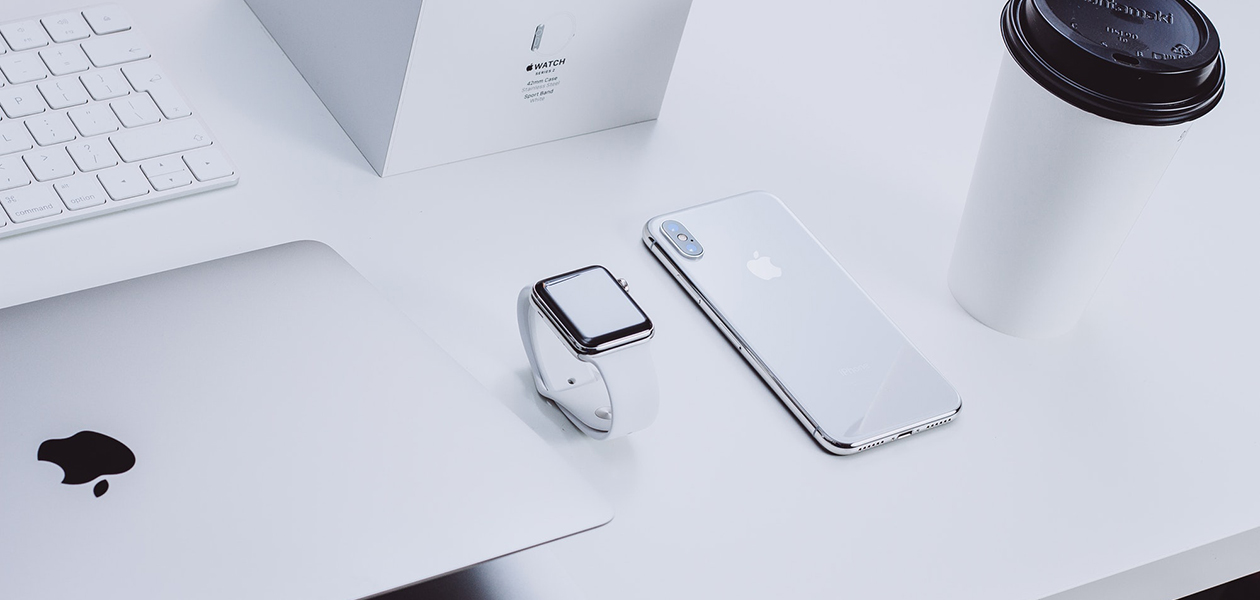 Alt du trenger å vite om HomeKit fra Apple Apple-produkter på et bord