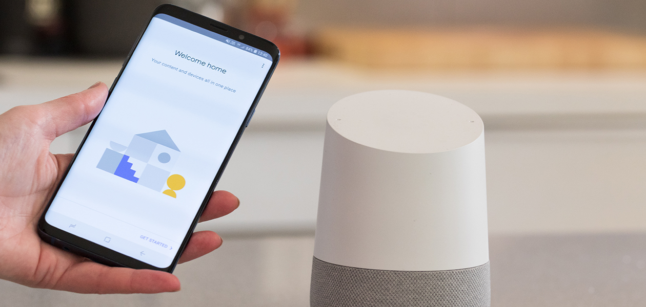 Slik kobler du kalenderen din til Google Home bilde av mobil og Google Home-høyttaler