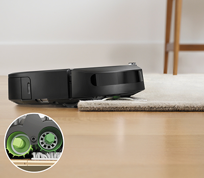 Roomba i7 plus har to Multi-Surface støvoppsamlere Nærbilde av to Multi-Surface-støvoppsamlere og Roomba i7 i bakgrunnen