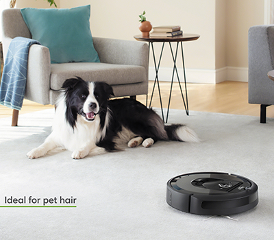 Roomba i7+ samler opp opptil 99 % av allergener fra pollen, mugg, støvmidd og kjæledyrshår Roomba i7+ med en hund