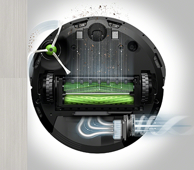 iRobot Roomba i7+ har 10x høyere sugestyrke Nærbilde av undersiden på Roomba i7 plus