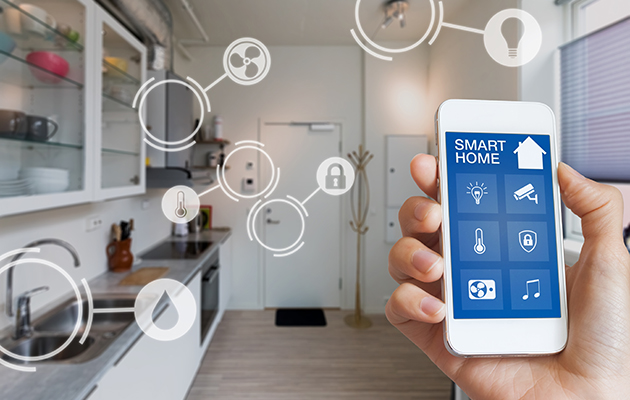 Smarttelefoner ser annerledes ut i dag Hender som holder en smarttelefon