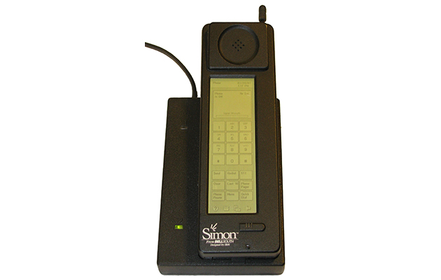 IBM Simon var en tidlig smarttelefon-modell En IBM Simon smarttelefon fra 1992: en sort fasttelefon-lignende smarttelefon med tofarget LCD-skjerm .