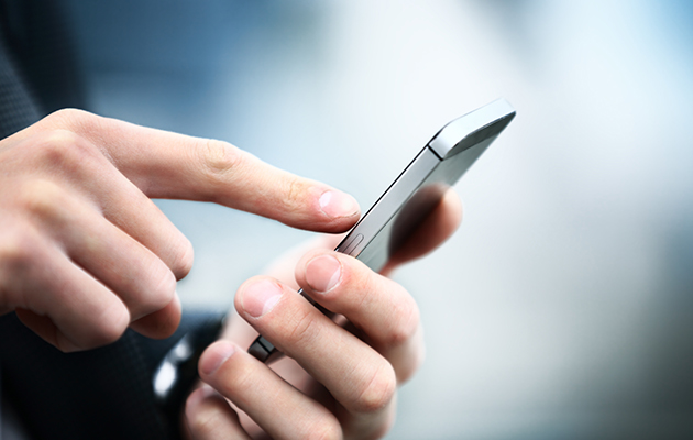 Smarttelefoner ser annerledes ut i dag Hender som holder en smarttelefon
