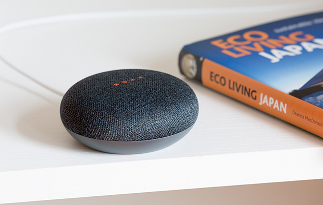 Få økonomi- og reisetips av Google Home A Google Home mini-høyttaler.