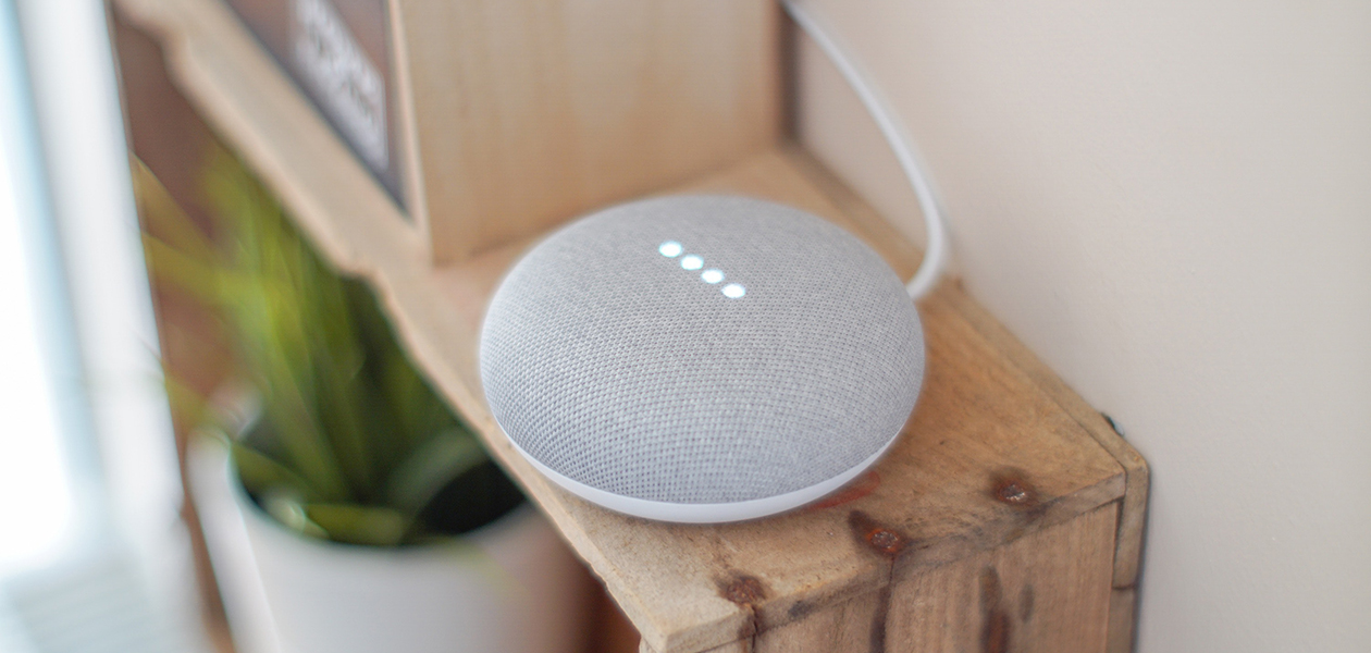 Google Home-høyttalere fungerer med mange apper fra tredjeparter. Google Home Mini-høyttaler på en hylle