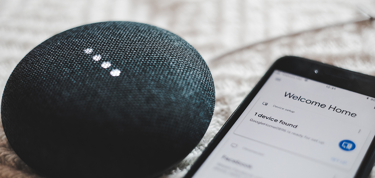 Slik får du mest ut av Google Home
Google Home Mini-høyttaler ved siden av en mobil