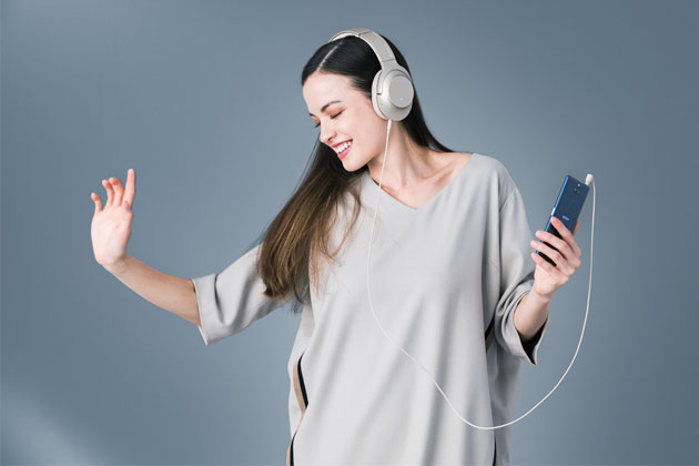 Sony Xperia 10 Kvinne lytter til musikk med Sony Xperia 10