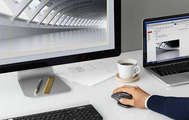 Behagelig design Bilde av hånd som styrer Logitech-mus