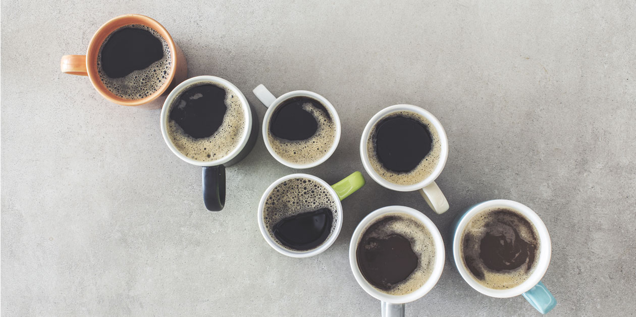 Guide - slik velger du riktig kaffetrakter Kaffekopper på en rad
