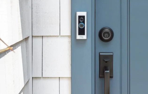 Smart sikkerhet krever ikke komplisert installasjon En smart ringeklokke ved siden av en blå dør.