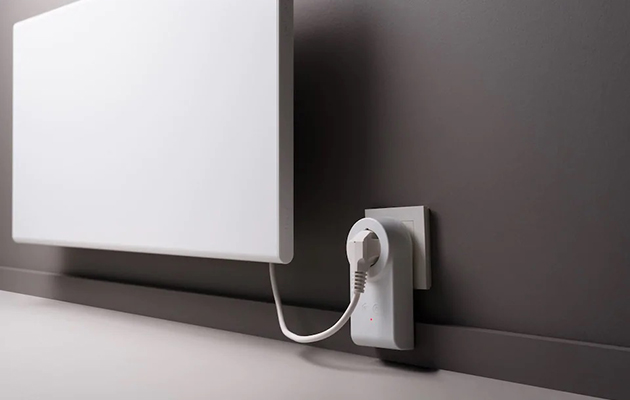 Det er mange fordeler ved å gjøre oppvarmingen smart En panelovn tilkoblet en smartplugg