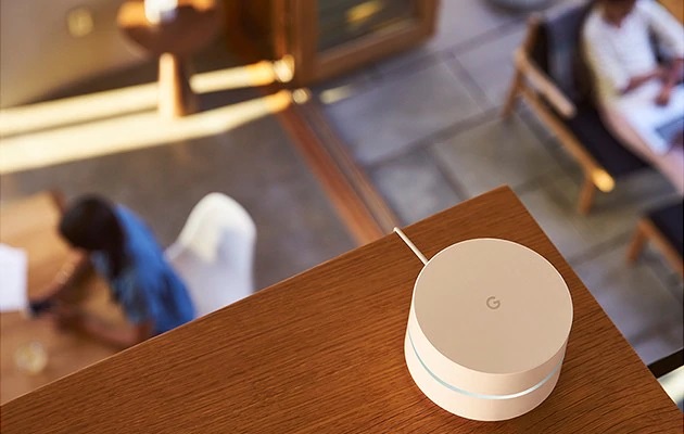 En Google WiFi node på en hylle.
