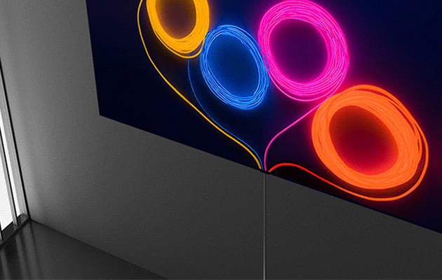 Med Samsung One Invisible Connection trenger du bare én transparent kabel som fører til TV-en. QLED-TV med fargerike kabler som illustrerer hvordan ledningene går sammen til én der hvor One Connection-kabelen går ut av TV-en