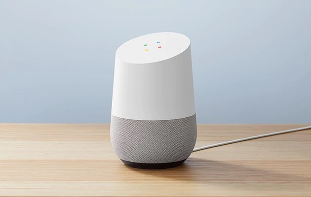 Google Home kan hjelpe deg med mer enn du tror Google Home-høyttaler på et bord.