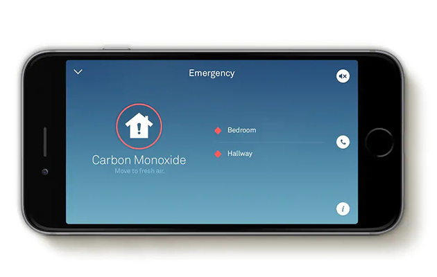 En smartmobil som viser en app som sjekker luftkvaliteten hjemme.