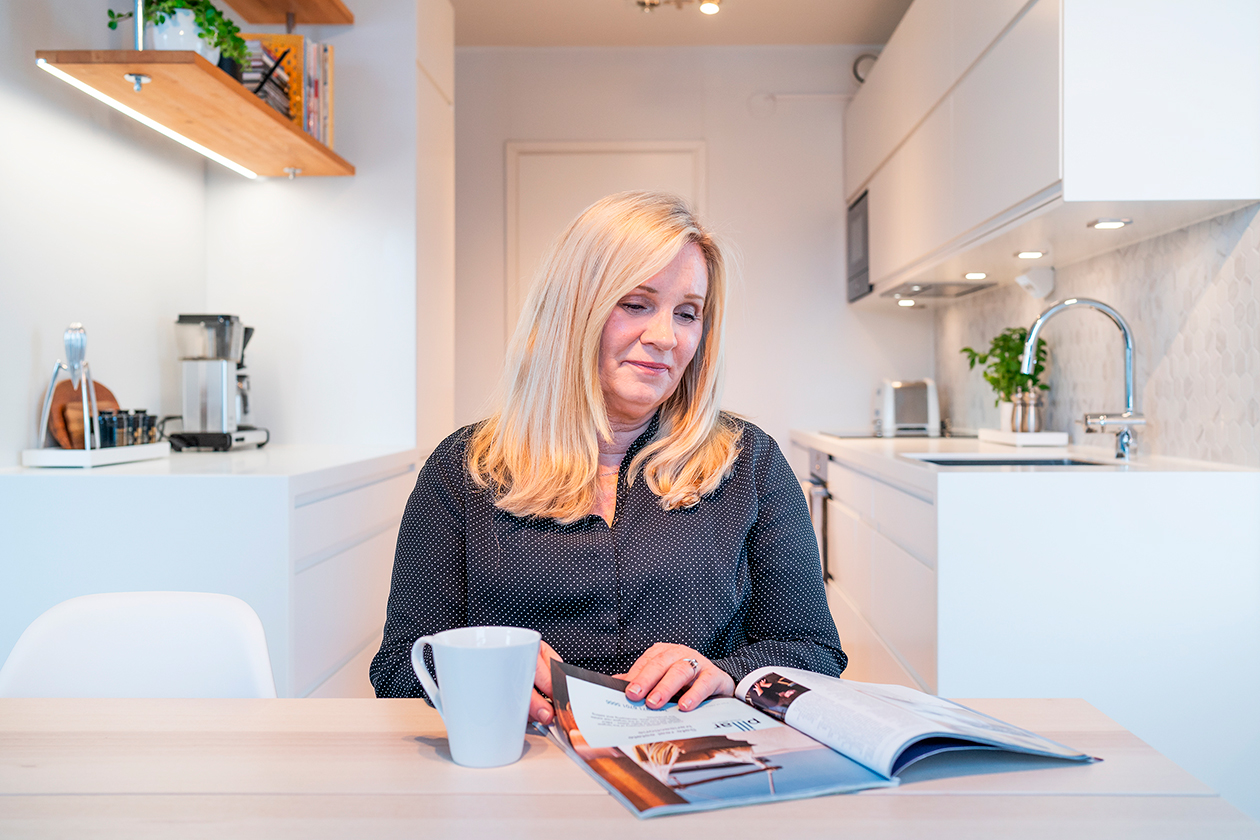 Bli inspirert av vår fornøyde kunde Marjo, som har valgt et stilrent hvitt kjøkken uten håndtak Hvitt kjøkken fra Epoq uten håndtak i Integra White