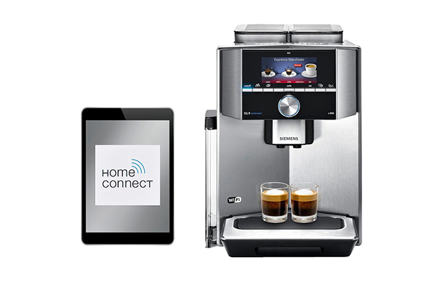 Forberedt favorittkaffen via stemmestyring En helautomatisk kaffemaskin ved siden av et nettbrett som viser Home Connect-logoen.
