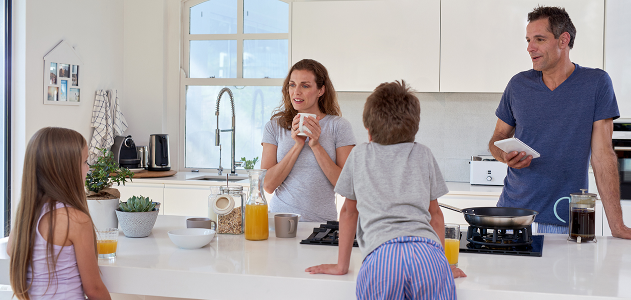 Lær et språk med Google Home En familiesamling på kjøkkenet.