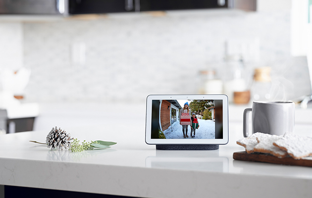 Se kalenderen din, reiseinformasjon, påminnelser og annet med Voice Match. Google nest hub på kjøkkenbenk som viser bilder fra kameraet utenfor