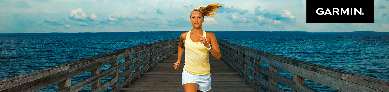 Garmin - GPS, sportsklokke, smartklokke og aktivitetsmåler Dame som løper med en Garmin-klokke på armen