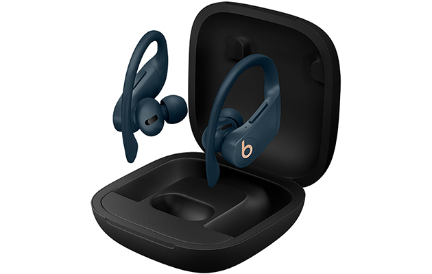 Powerbeats Pro har et kraftig, balansert lydbilde med naturtro og krystallklar lydgjengivelse med større frekvensområde. Blå Powerbeats Pro over ladeetuiet