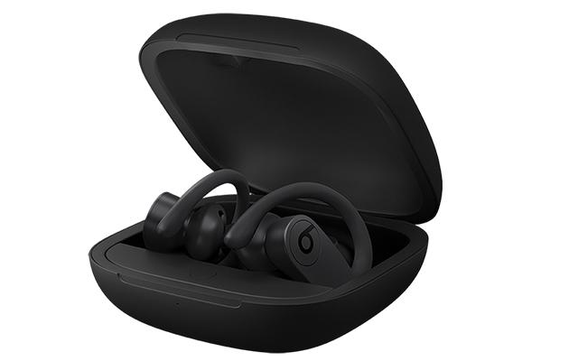 Powerbeats Pro er konstruert for idrettsutøver og har ingen ledninger som holder deg tilbake. Sorte Powerbeats Pro i ladeetuiet