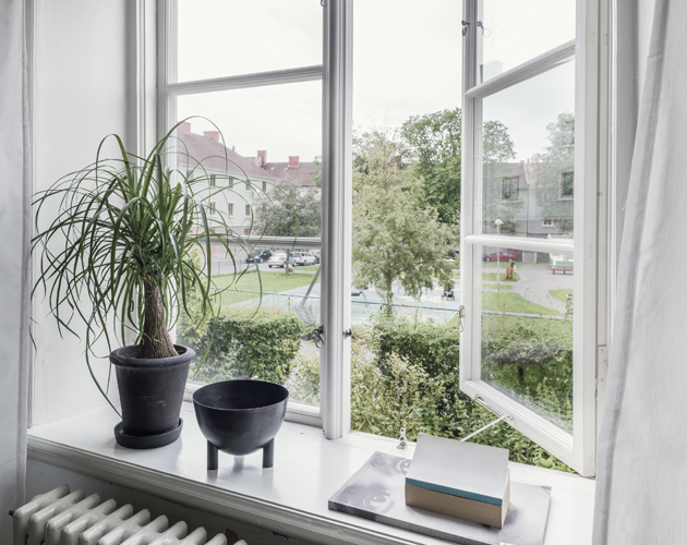 Åpne vinduer og dører Bilde av vinduer som står åpne