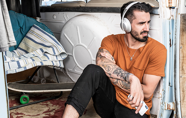 Hodetelefonene er optimalisert for Google Assistant og Amazon Alexa Hipsteraktig fyr i Hippiebil med skateboard
