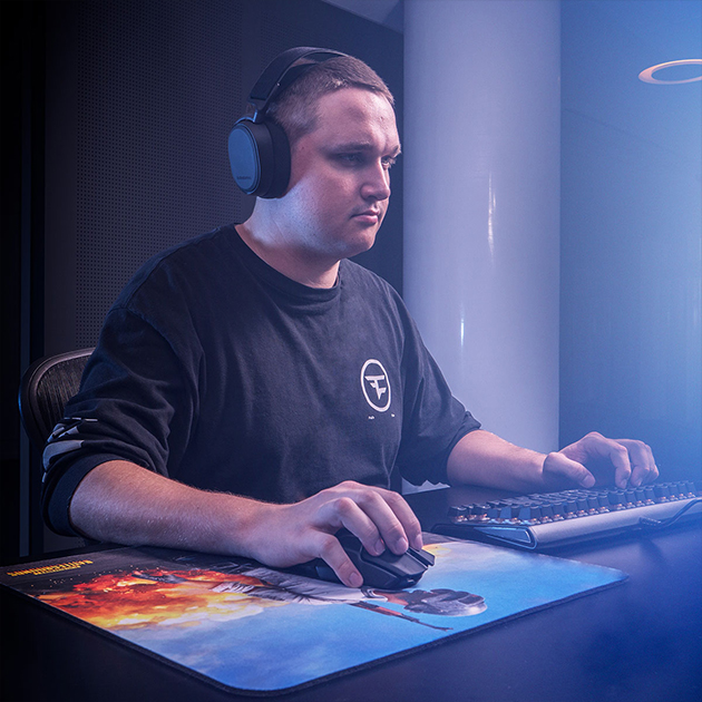 1 ms latens, 1000 Hz og 24 timmers batteritid En gamer som bruker SteelSeries Rival 650