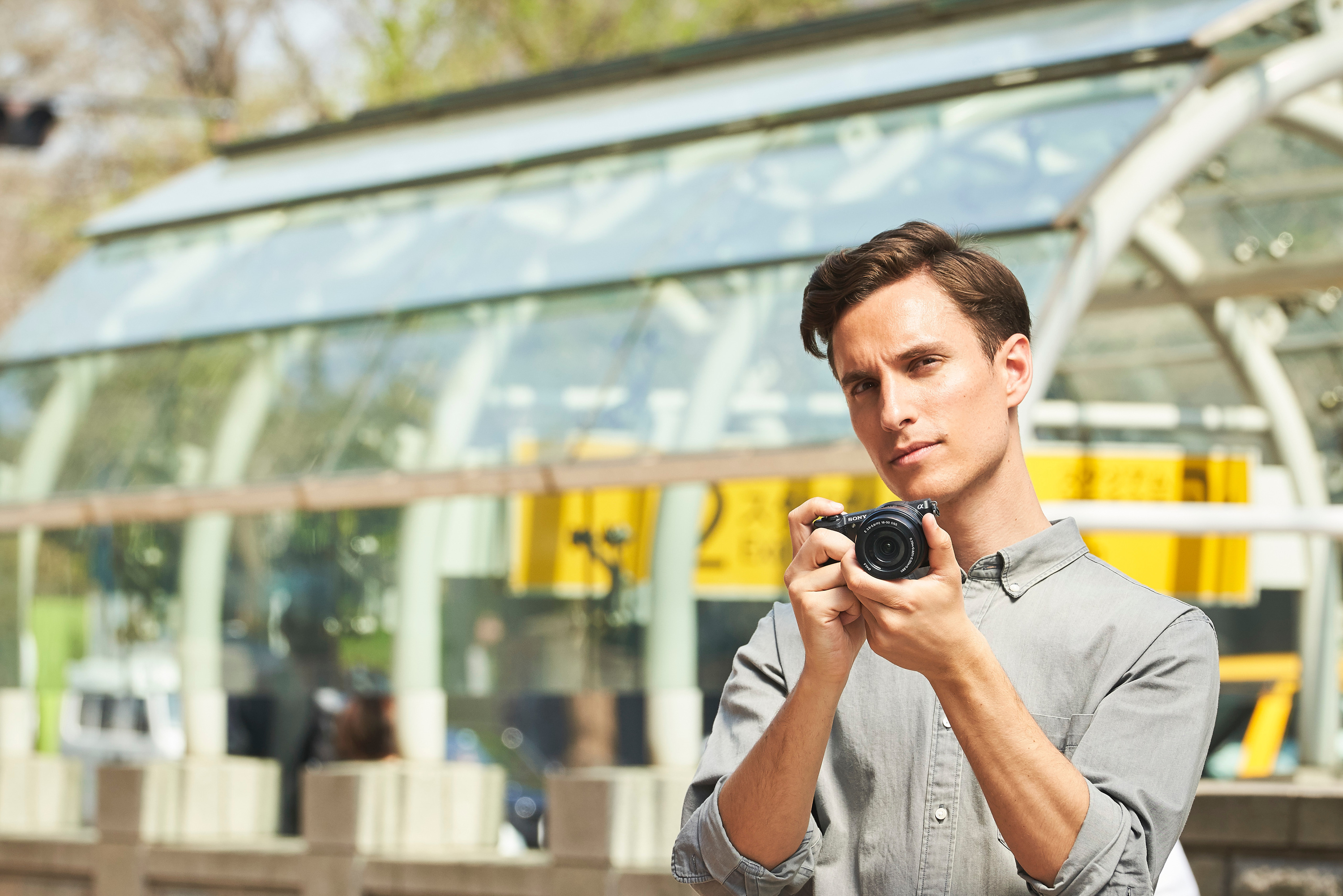 Sony A5100 En mann holder et A5100 kamera