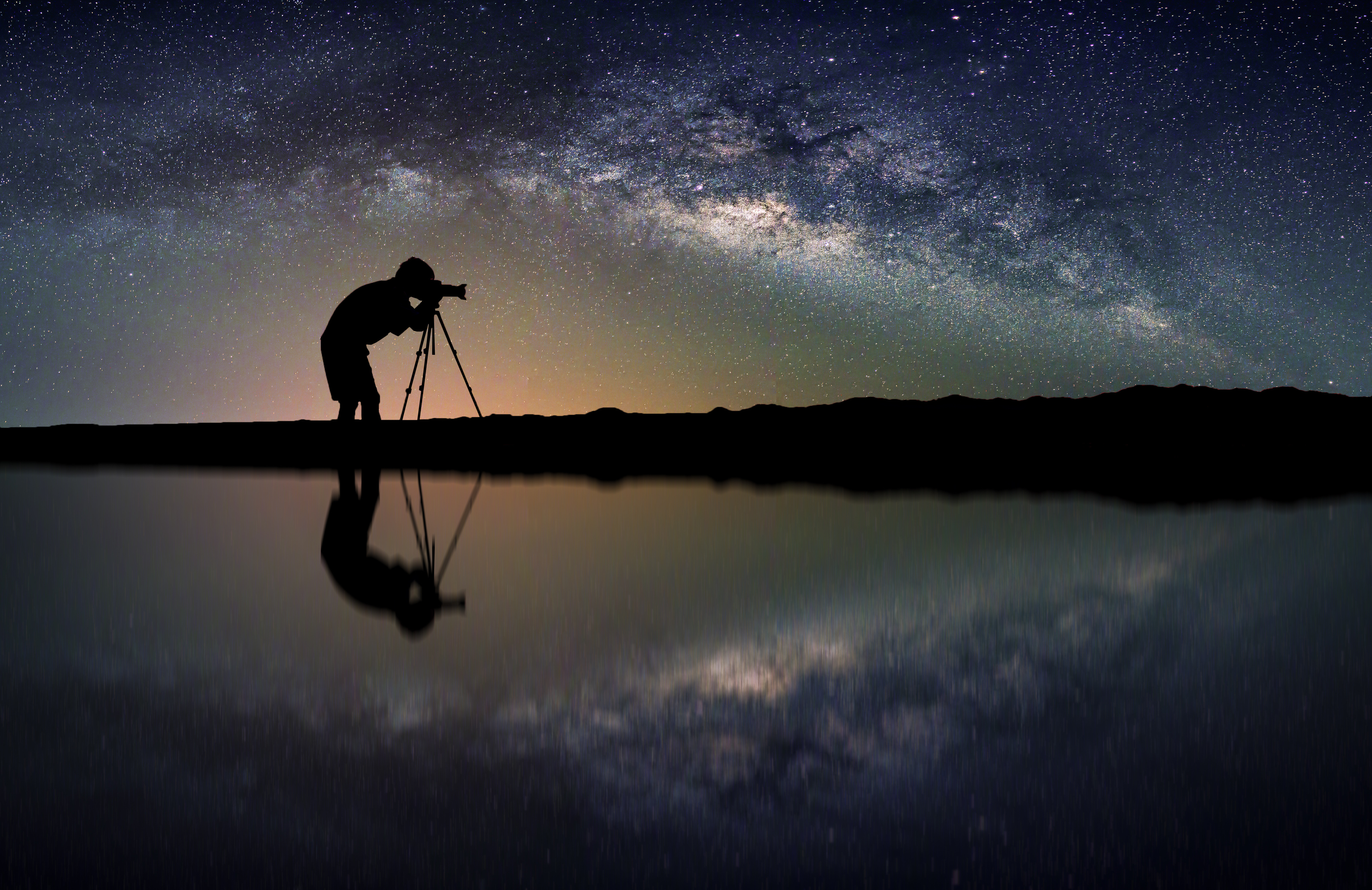 Månedens fotodeal En person med kamera på stativ ses fra avstand, en stjernehimmel I bakgrunnen
