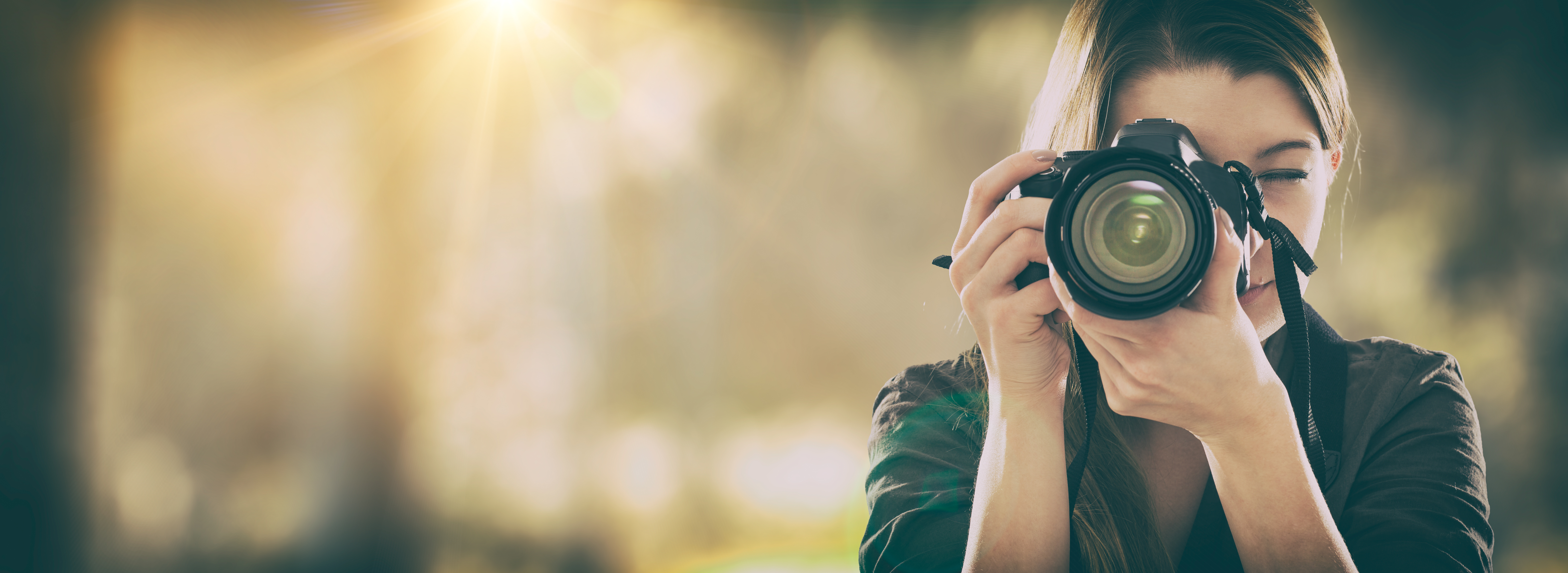 Månedens fotodeal En kvinne holder et speilreflekskamera