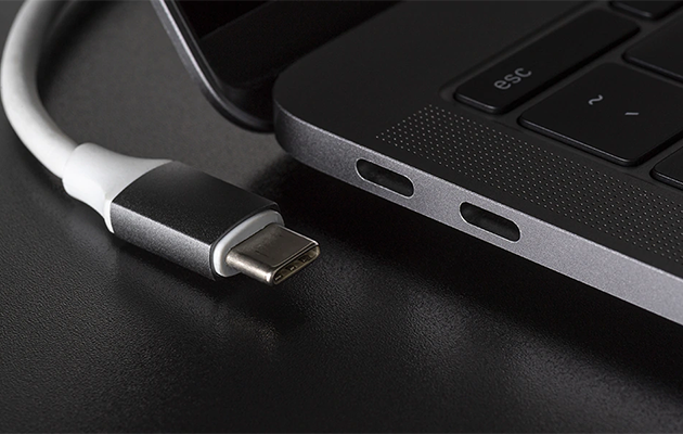 USB-C - Én port, mange muligheter En USB-minnepinne ved siden av en PC med USB-C port